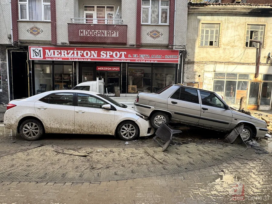 Samsun'daki sel felaketinin izleri gün ağarınca ortaya çıktı! Araçlar ters dönüp birbirine girdi 3