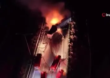 Manisa’da kaza yapan tırlar alev aldı