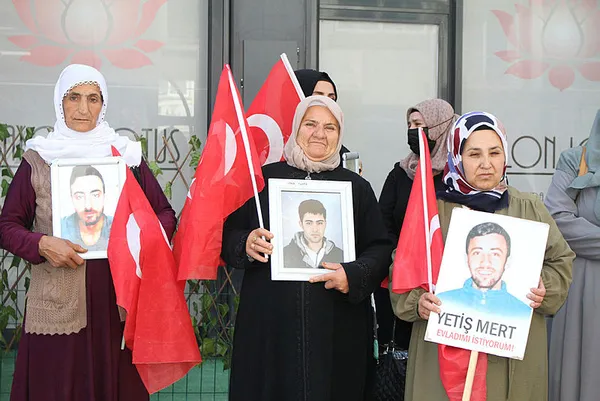 Van anneleri HDP’ye isyan etti: Siz bebek katilisiniz vatan hainisiniz