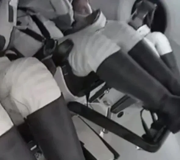 Türkiye’nin gururu Alper Gezeravcı’dan kalem deneyi! Uzaya çıktığı ilk saniyelerde testlere başladı