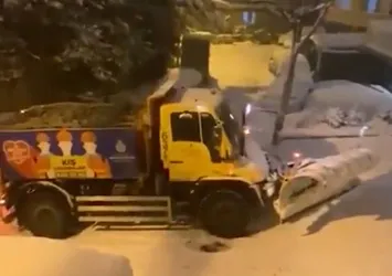 Vatandaş yolda Ekrem İmamoğlu sınıfta kaldı! Kar küreme aracının bu hali isyan ettirdi