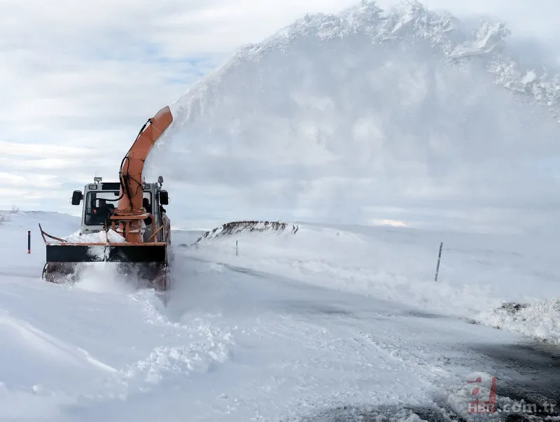 Hakkari'de kar yağışı şehri beyaza bürüdü! Onlarca köy yolu ulaşıma kapandı 6