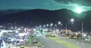 Gece gökyüzünü aydınlattı! Vatandaşlar panik yaşadı