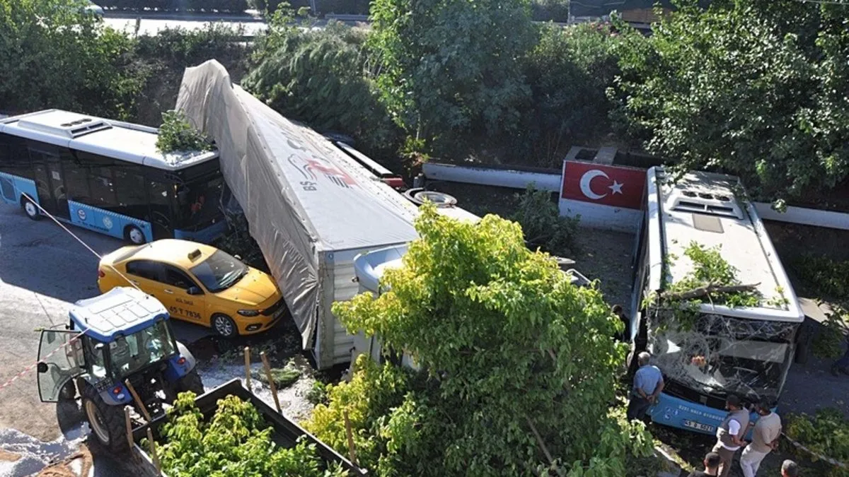 Kontrolden çıkan TIR dehşet saçtı! 2 araca ve polise çarpıp köprüden uçtu