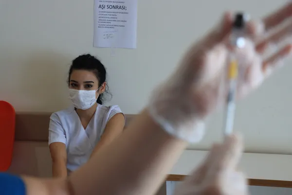 1625129787709.jpg Sağlık çalışanlarının ve 50 yaş üstünün 3. doz aşılaması başladı! | Üçüncü doz hangi aşıyla yapılacak? - 4