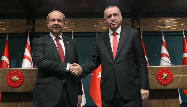 kktc-lideri-ersintatardan-a-habere-ozel-aciklamalar-rum-kesimine-sert-tepki-abd-ve-ingilterenin-ussu-konumunda-1724363488316.jpg Başkan Erdoğan ve KKTC lideri Ersin Tatar.