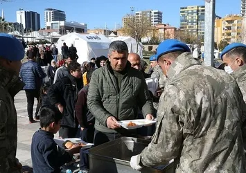 Depremzedelere yardımlar emin ellerde! MSB’nin Deprem Lojistik Merkezi böyle görüntülendi