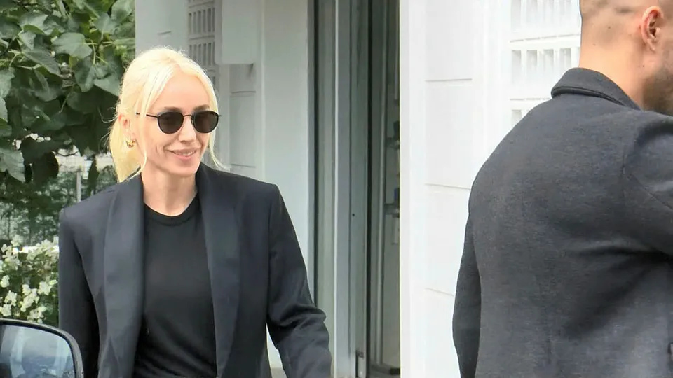 Şarkıcı Gülşen duruşma öncesi imza verdi