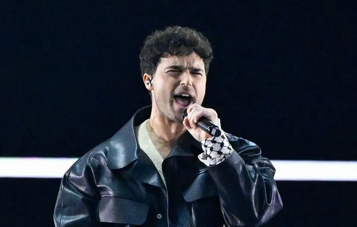 isvecli-sarkici-eric-saade-eurovision-sarki-yarismasi-yari-final-acilisina-kefiyeyle-cikti-1715120679906.jpeg İsveçli şarkıcıdan takdir toplayan hareket! Gazze'ye destek için sahneye kefiyeyle çıktı - 3