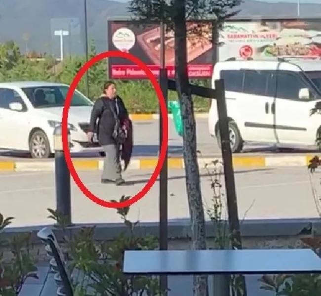 Otopark kana bulandı! Tartıştığı adamı önce vuran sonra döven kadın gözaltına alındı - 1