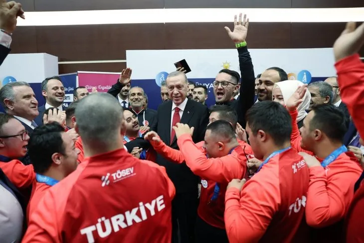 Başkanı Recep Tayyip Erdoğan AK Parti genel merkezinde engelli sporcularla bir araya geldi