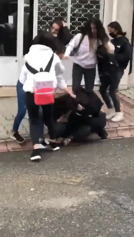 1616324809838.jpg Ümraniye'de genç kızların kavgası böyle görüntülendi! - 6