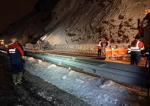 Van-Bitlis kara yoluna çığ düştü! Ulaşıma kapandı