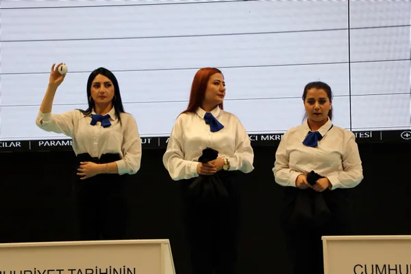 toki-kura-cekimi-icin-yeni-takvim-belli-oldu-kilis-bingol-erzurum-erzincan-tunceli-elazig-adiyaman-malatya-diy-1668667061644.jpg TOKİ kura çekimi için yeni takvim belli oldu! Kilis, Bingöl, Erzurum, Erzincan, Tunceli, Elazığ, Adıyaman, Malatya, Diyarbakır kura çekimi ne zaman? - 4