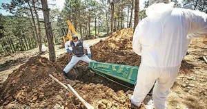 Bir cenazede yüz kişi koronavirüse yakalandı!