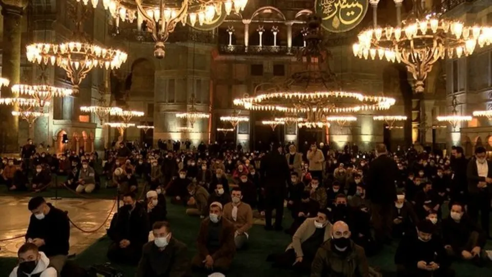 Miraç Kandili için Ayasofya ve Eyüp Sultan camilerine akın ettiler