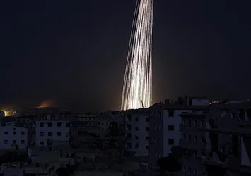 Rus uçakları Halep'i fosfor bombasıyla vurdu