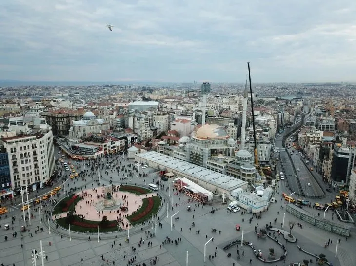 Taksim Camii minaresi külah bölümü yerleştirildi