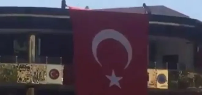 Siirt Belediyesi’ne kayyum olarak atanan Vali Atik binaya devasa Türk bayrağı astırdı