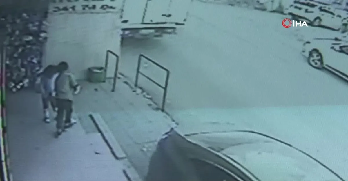 İzmir'de küçük çocuk ölümden son anda kurtuldu