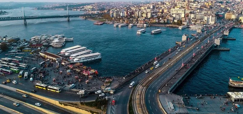 Son dakika: Tramvay seferlerinde aksama! Galata Köprüsü'nde aydınlatma direği devrildi