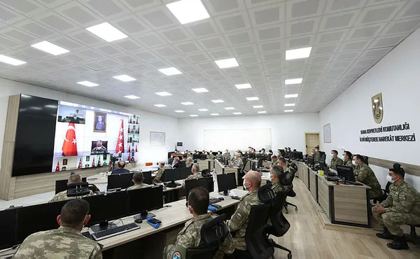 Son dakika: Milli Savunma Bakanı Akar ve komuta kademesi sınır birliklerini denetledi