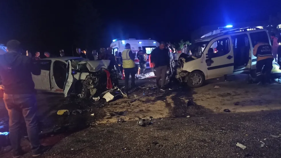 Sivas’ta feci kaza! İki araç kafa kafaya çarpıştı: 4’ü ağır 8 yaralı - 2
