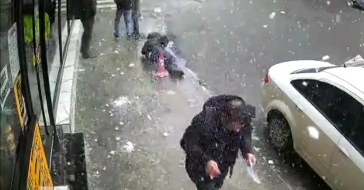 Akılalmaz olay! Yolda yürürken gözüne düştü!