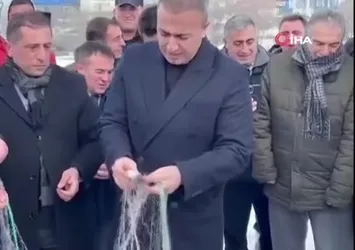 Ardahan'da donan göl üzerinde resim sergisi açıldı