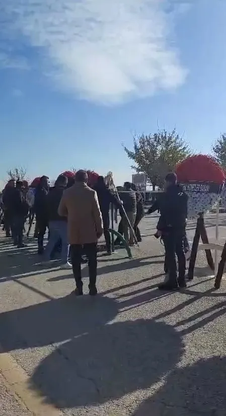 Şehit cenazesinde CHP çelengine yer yok! Şehit yakını isyan edip parçaladı - 4