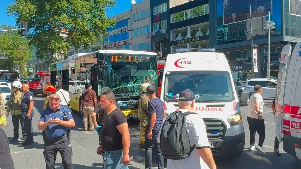 fatihte-iett-otobusu-ambulansa-carpti-5-yarali-1783845746906.jpeg Fatih'te İETT otobüsü ambulansa çarptı: 5 yaralı - 1