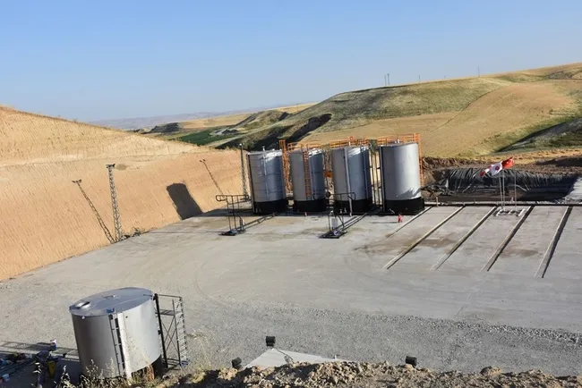 diyarbakirda-petrol-yok-diyerek-beton-dokulup-kapatilan-kuyudan-petrol-akiyor-1622792904374.jpg Diyarbakır'da "petrol yok" diyerek beton dökülüp kapatılan kuyudan petrol akıyor - 6