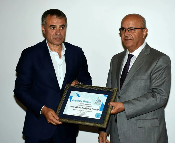 Teknik direktör Ersun Yanal, 33 yıl sonra diplomasını aldı - 1
