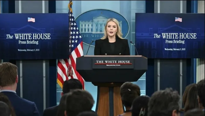 Beyaz Saray basın sözcüsü Karoline Leavitt, 5 Şubat 2025'te Washington DC'deki Beyaz Saray'da günlük basın brifingini düzenliyor. (AFP)