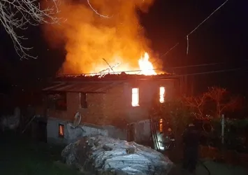 Trabzon'da 2 katlı ev alev alev yandı
