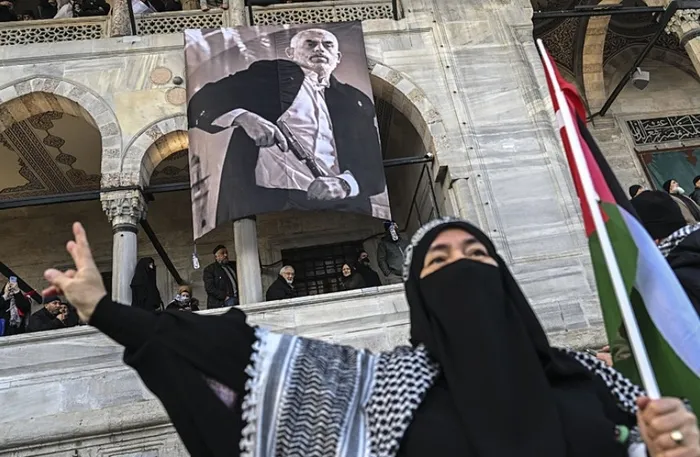 israil-basininda-turkiye-korkusu-istanbuldaki-yuruyus-rahatsiz-etti-erdogani-ciddiye-almanin-zamani-geldi-1736330809055.jpg Yürüyüşte Hamas'ın şehit edilen lideri Yahya Sinvar'ın posterleri açıldı (AA)
