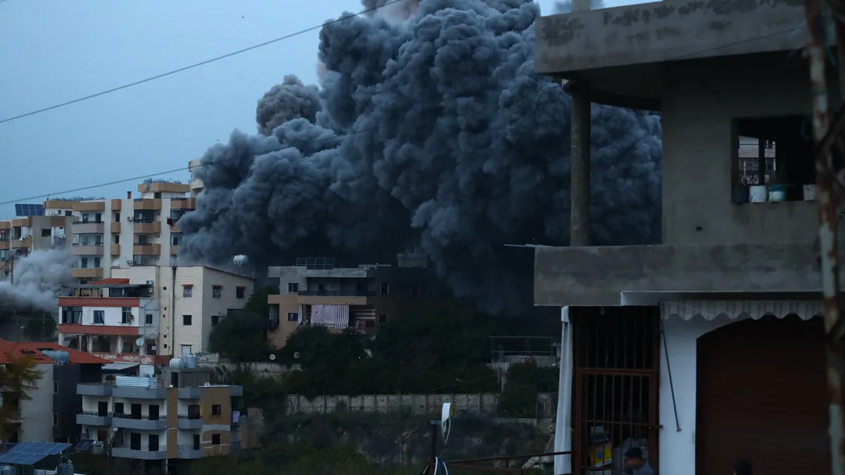 Katil İsrail tekrar Lübnan'a saldırdı! Gazeteciler dahil çok sayıda yaralı var