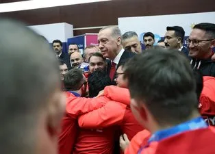 Başkan Recep Tayyip Erdoğan AK Parti genel merkezinde engelli sporcularla bir araya geldi