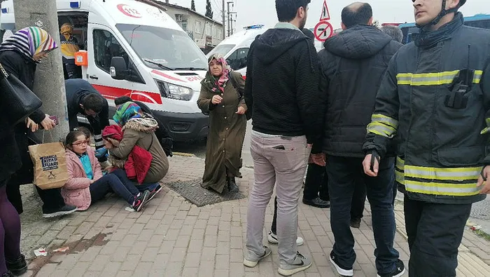 Son dakika: Kocaeli'de feci kaza! Öğrenci midibüsü ile hafif ticari araç çarpıştı: 27 yaralı - 1