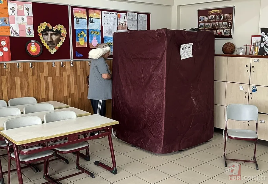 Oy vermeye gelen vatandaşlar şoke oldu! Alper Gezeravcı’dan esinlenip böyle sandığa geldi 17