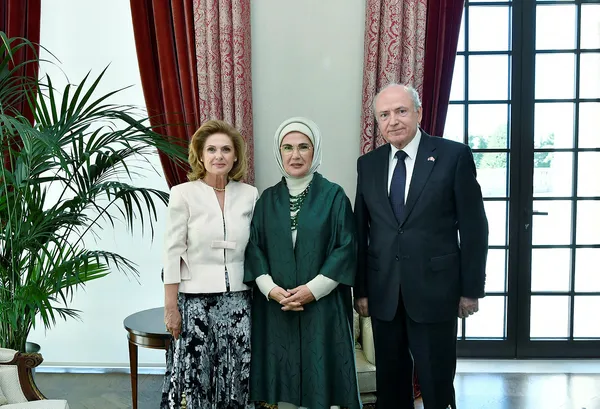 emine-erdogan-gorev-sureleri-dolacak-buyukelciler-ve-esleriyle-bir-araya-geldi-1692823173289.jpg Emine Erdoğan görev süreleri dolacak büyükelçiler ve eşleriyle bir araya geldi - 2
