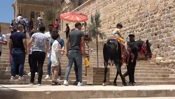 turistler-hafta-sonu-mardine-akin-etti-1628945201992.jpg Turistler hafta sonu Mardin’e akın etti - 1
