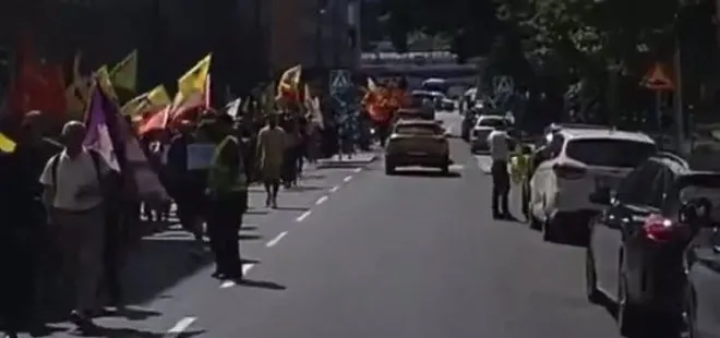 PKK’lı teröristler İsveç’in başkenti Stockholm’de teröristbaşı Öcalan posterleriyle yürüdü! Güvenlik görevlileri sadece izledi