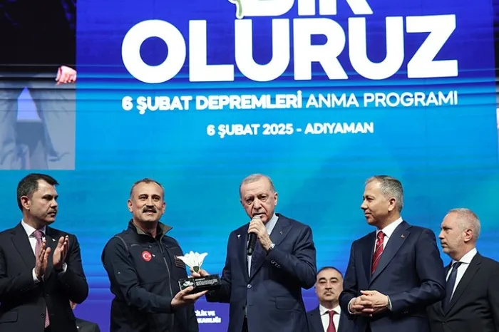 baskan-erdogan-6-subat-depremleri-anma-programina-katildi-devlet-millet-tek-yurek-yil-sonuna-453-bin-konut-tes-1738856431418.jpg Başkan Erdoğan, ʺBir Oluruz 6 Şubat Depremleri Anma Programıʺna katıldı | Fotoğraf-AA