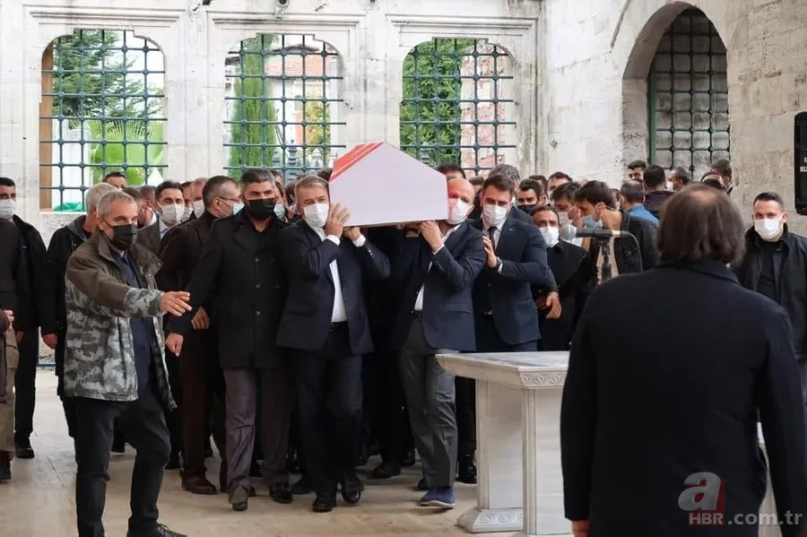 Özdemir Bayraktar son yolculuğuna uğurlandı! Sevenleri Fatih Camii'ne akın etti 3