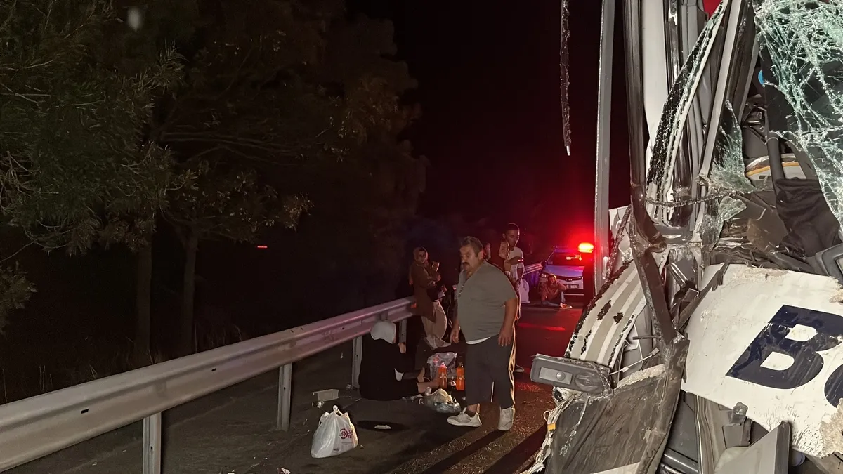 Düzce'de feci kaza! Yolcu otobüsü TIR'a çarptı | Çok sayıda yaralı var