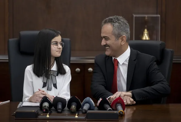Milli Eğitim Bakanı Mahmut Özer 23 Nisan'da koltuğunu küçük Yağmur'a devretti! Güldüren yüz yüze eğitim diyaloğu - 1