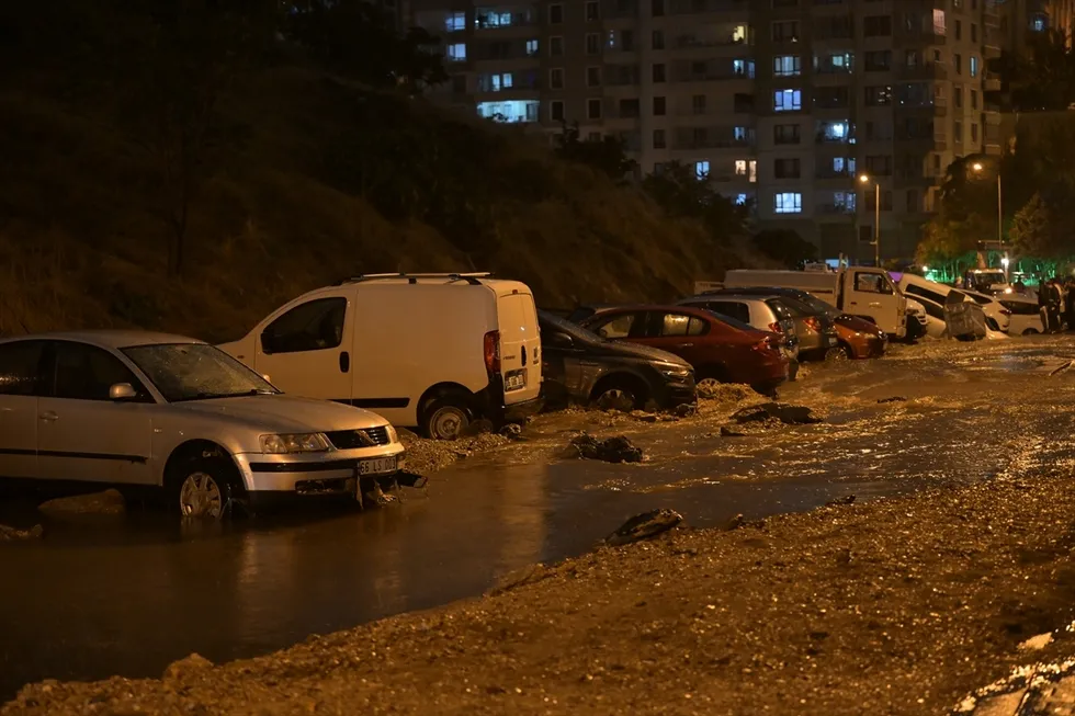 ankarada-saganak-alarmi-yol-coktu-araclar-hasar-gordu-1790114315450.jpg (Fotoğraf: AA)
