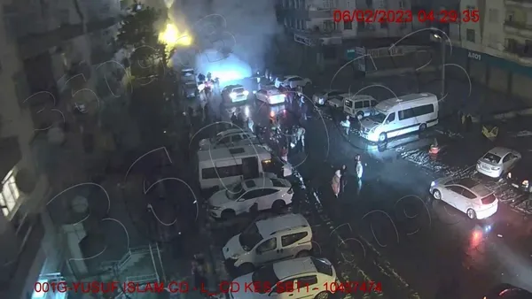 depremin-dehset-verici-goruntuleri-mobese-kameralarina-yansidi-bina-sokaga-cikan-insanlarin-uzerine-yikildi-1676225026147.jpg Depremin dehşet verici görüntüleri mobese kameralarına yansıdı: Bina sokağa çıkan insanların üzerine yıkıldı - 2