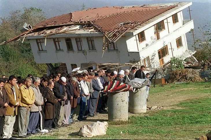 Düzce’de 22 yıl sonra korkutan deprem! 12 Kasım Düzce depreminde kaç kişi öldü, kaç şiddetinde oldu?